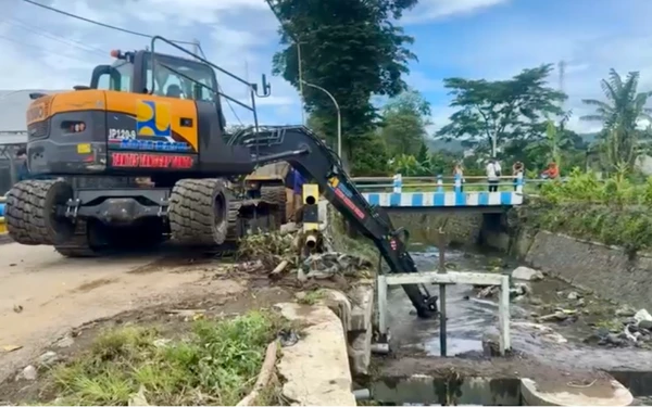 Thumbnail Berita - Cegah Banjir Susulan, DPUPR Kota Batu Petakan Hulu Sungai Kali Paron Lewat Foto Udara