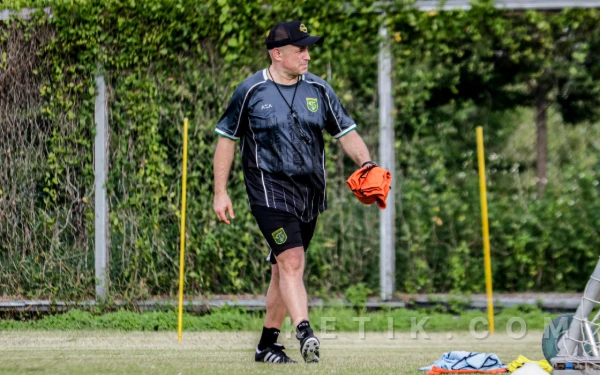 Thumbnail Pimpin Latihan Perdana Persebaya, Ini Target Awal Bernardo Tavarez
