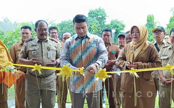 Thumbnail Berita - Kunker di SMP Negeri 5 Sragi, Ashraff Abu Puas Hasil Rehabilitasi Sekolah dan Penyaluran PIP