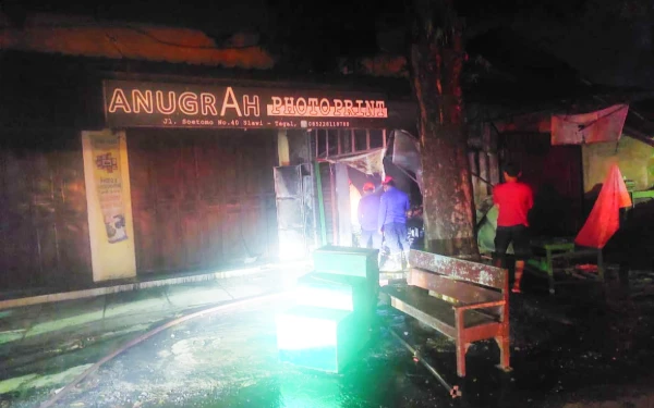 Thumbnail Berita - Kebakaran Kios Buah di Slawi Kulon, Kerugian Ditaksir Capai Rp40 Juta