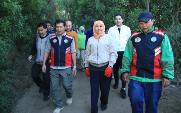 Thumbnail Wisatawan Melonjak Hingga 19 Juta, Khofifah: Jatim Tetap Jadi Magnet Liburan Nataru