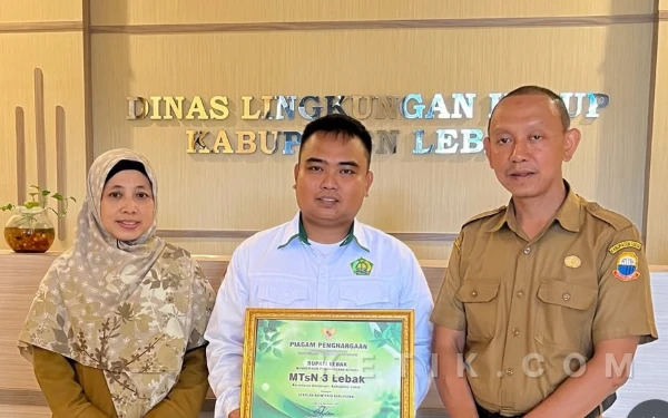 Thumbnail Berita - Sukses Kelola Lingkungan, DLH Lebak Berikan Trofi Adiwiyata 2025 ke Empat Sekolah