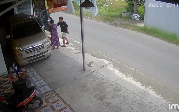 Thumbnail Berita - Aksi Jambret Modus Tanya Alamat Viral, Emak-Emak Jadi Korban di Comal Pemalang