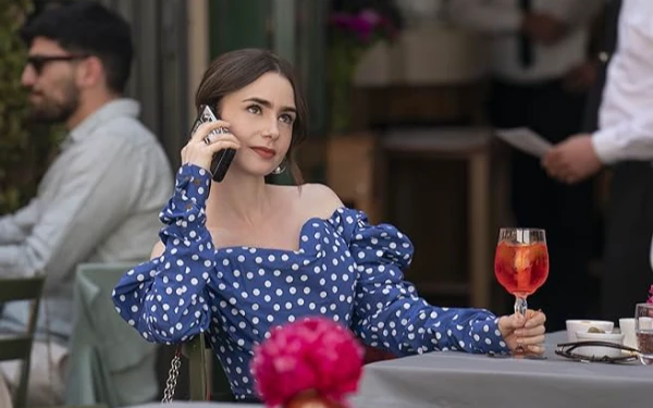 Thumbnail Emily in Paris Kembali dengan Season 6, Kisah Emily Masih Berlanjut