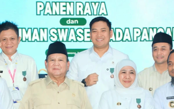 Thumbnail Gubernur Khofifah Terima Satyalancana Wira Karya dari Presiden Prabowo