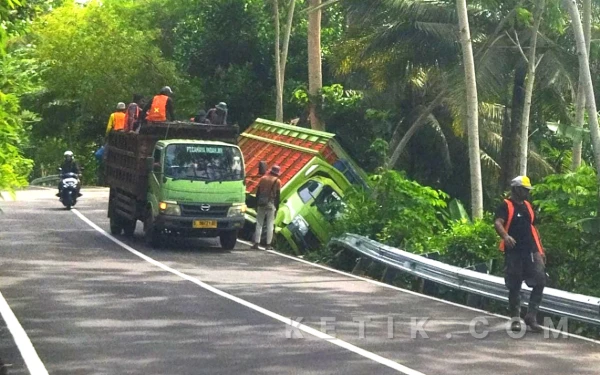 Truk Hino Dutro Nyungsep di Jalur Pacitan-Pringkuku, Sopir Diduga Ketiduran