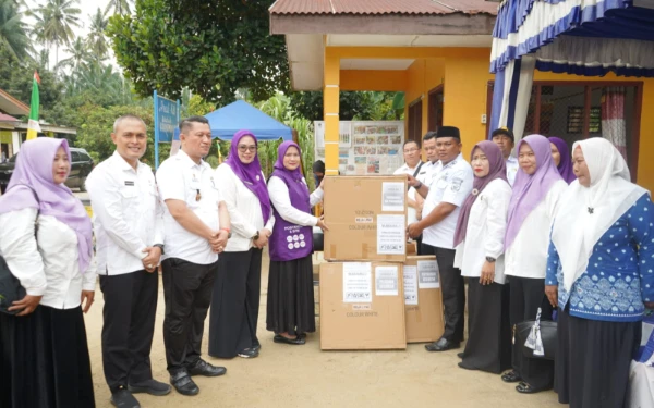 Ketua TP Posyandu Asahan Salurkan Bantuan Meja dan Kursi untuk Tiga Posyandu Desa