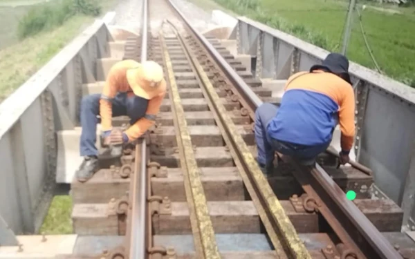 Thumbnail Berita - Keselamatan Jadi Prioritas, KAI Daop 7 Madiun Gerak Cepat Perbaiki Baut Rel yang Dicuri di Jalur Blitar