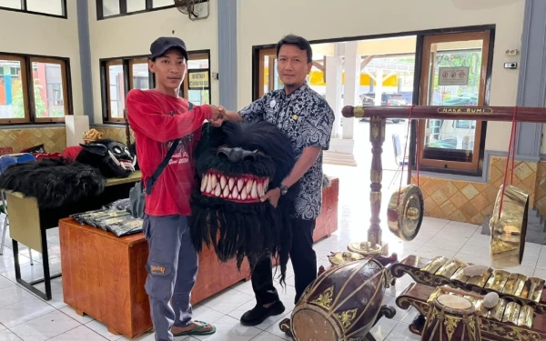 Thumbnail Berita - Disbudporapar Tuban Serahkan Bantuan Alat Kesenian Thak-Thakan Tambakboyo