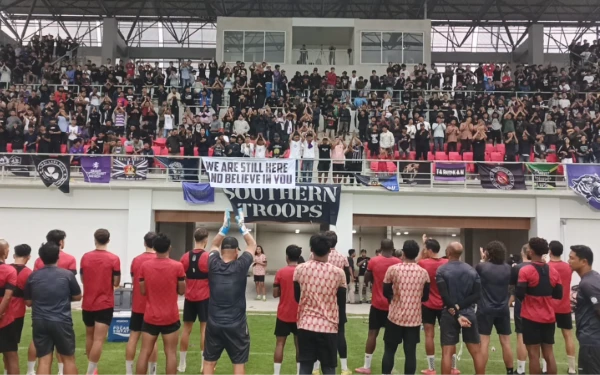 Thumbnail Berita - Jelang Derbi Jatim Arema FC Vs Persik Kediri, Ribuan Persikmania Bakar Semangat Macan Putih
