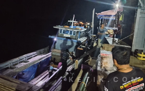 Thumbnail Berita - Enam Lori Turunkan Beras, Sembako, dan Rokok di Pelabuhan Akau Tanpa Pengawasan Petugas