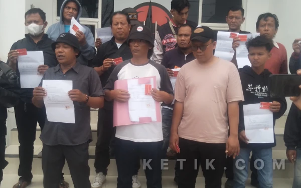Thumbnail Berita - Kekecewaan Memuncak, Sejumlah Kader PDIP Brebes Mundur Massal dan Kembalikan KTA ke DPC