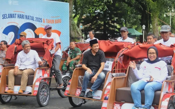 Thumbnail Berita - Presiden Prabowo Berikan Bantuan 200 Becak Listrik kepada Warga Trenggalek