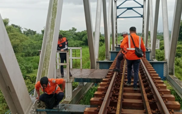 Thumbnail Berita - KAI Daop 7 Madiun Intensifkan Pemeriksaan Jalur Pasca Pencurian Baut Rel Kereta Api di Blitar