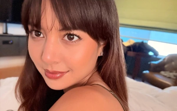 Thumbnail Berita - Aurelie Moeremans Ungkap Kisah Grooming Lewat Buku Broken Strings