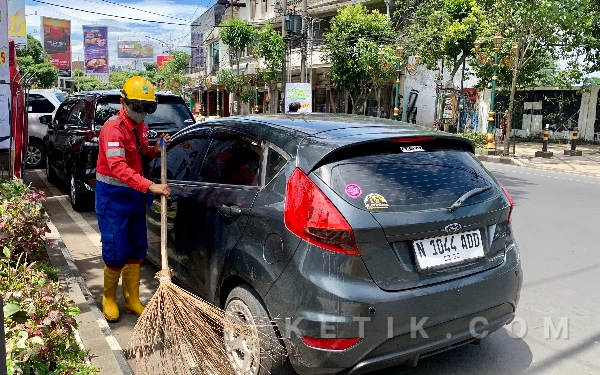 Thumbnail Berita - Dari Subuh hingga Malam, 'Pahlawan Kebersihan' Jaga Kayutangan Malang Tetap Nyaman