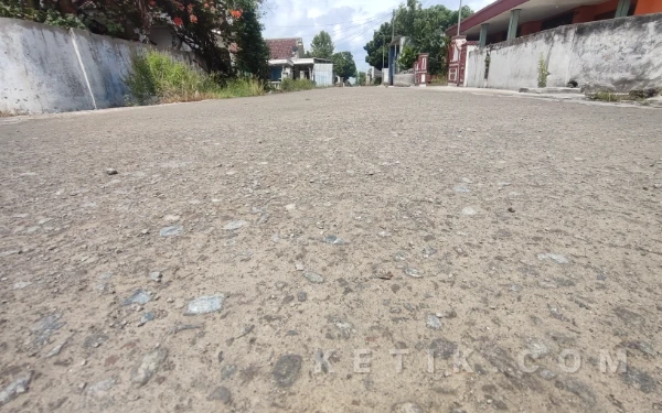 Thumbnail Berita - Jalan Rabat Beton di Jombang Rusak Meski Baru Dibangun dengan Anggaran DD Rp103 Juta
