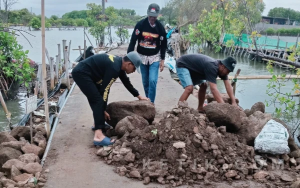 Thumbnail Berita - Amalkan Nilai Pancasila, Ormas PP Kartikajaya Kendal Uruk Tanah Terkena Abrasi