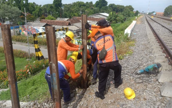 Rawan Maut! KAI Daop 7 Madiun Tutup 15 Perlintasan Liar Demi Keselamatan