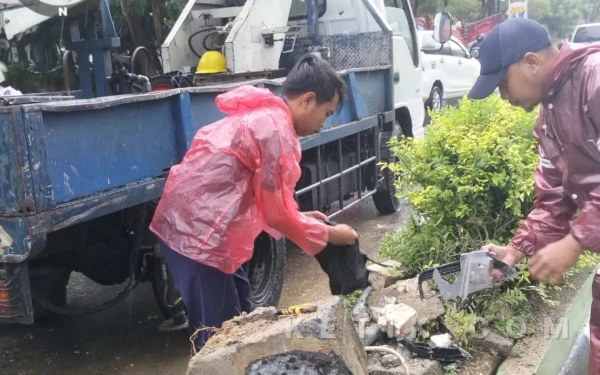 Gercep Dishub Bangkalan Lakukan Penanganan Tiang PJU di Jalan Soekarno-Hatta