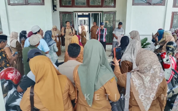 Thumbnail Berita - Puluhan Guru Aceh Singkil Datangi Disdikbud, Pertanyakan Bantuan Bencana Kemendikdasmen