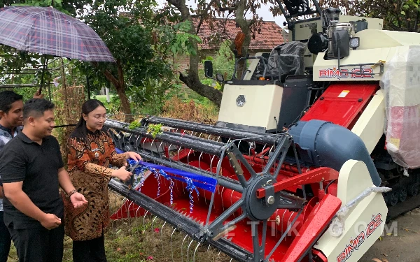Thumbnail Berita - Wakil Wali Kota Blitar Elim Tyu Samba Salurkan Combine Harvester Bantuan Kementan ke Petani Sukorejo