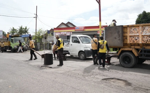 Thumbnail Berita - Layanan Publik di Atas Aturan: Mengapa Pemkab Sleman Ikut Campur Urusan Jalan Provinsi di Tempel?