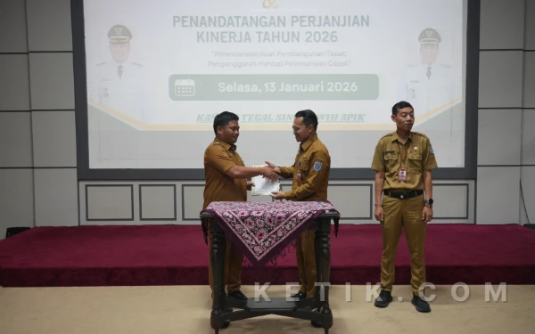 Thumbnail Berita - Bupati Tegal Serahkan DPA 2026, Adaptasi Cepat Jadi Kunci Efektivitas Program