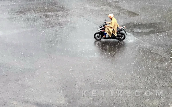 Thumbnail Prakiraan Cuaca Hari Ini 14 Januari 2026: Surabaya Hujan Ringan, Banyuwangi Berawan