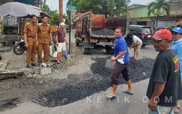 Thumbnail Berita - Jalan Berlubang di Pasar Wlingi Langsung Ditangani, Respons Cepat Pemerintah Tuai Apresiasi Warga