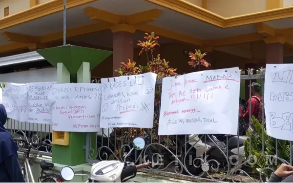 Thumbnail Berita - Puluhan Warga Demo Kantor Desa Wonodadi Blitar, Protes Pembangunan Koperasi Desa Merah Putih