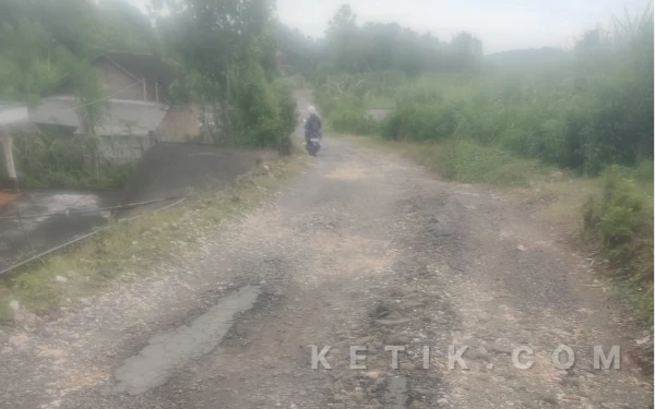 Jalan Rusak di Empat Desa Bakung Blitar Viral Imbas Efisiensi Anggaran Pemerintah Pusat, Warga Kirim Surat Terbuka ke Bupati