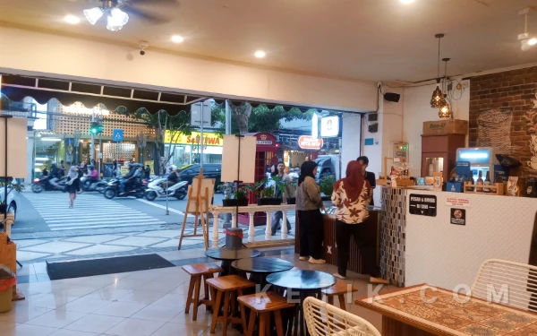 Thumbnail Berita - Unik! Kafe Tot Tot Heritage Malang Tawarkan Suasana Klasik Kayutangan dan Galeri Foto Presiden RI