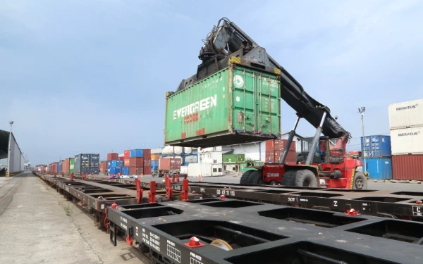 Thumbnail Berita - KAI Daop 8 Surabaya Catat Peningkatan Volume Angkutan Barang 38,18 Persen pada 2025