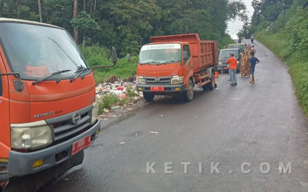 Thumbnail Berita - DLH Lebak Terjunkan 4 Armada Bersihkan Sampah di Gunungkencana, Ajak Masyarakat Jaga Kebersihan