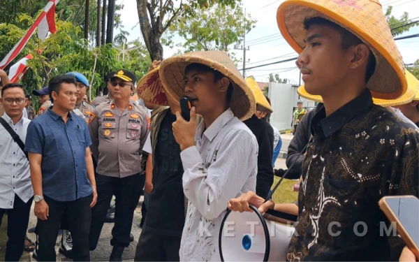 Thumbnail Berita - Aliansi Mahasiswa Sampang Demo Disperta KP, Desak Usut Dugaan Hilangnya Hand Tractor