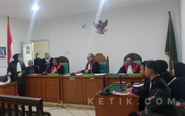 Thumbnail Terdakwa Bom Molotov Pos Polisi Palembang Dituntut 1 Tahun Penjara, Penasihat Hukum Ajukan Keringanan