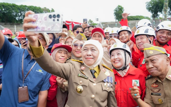 Thumbnail Berita - Gubernur Khofifah Serahkan Penghargaan K3, Wali Kota Surabaya Dapat Platinum