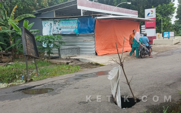 Thumbnail Berita - Jalan Penghubung Tegalsuruh–Krasakageng Rusak, Warga Sindir Pemkab Pekalongan Tutup Mata