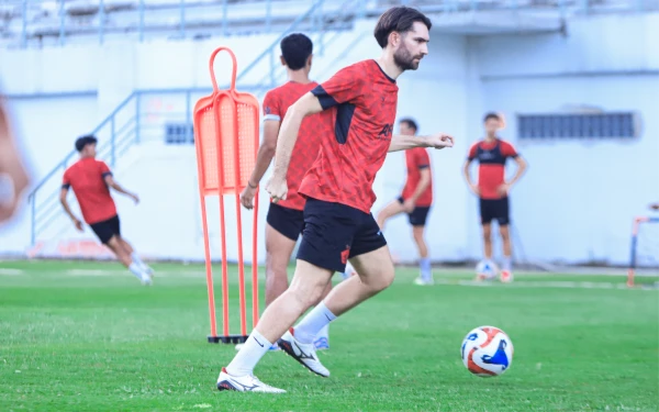 Thumbnail Berita - Persik Kediri Datangkan Gelandang Eks Arsenal Jon Toral! Punya Pengalaman Panjang di Liga Eropa