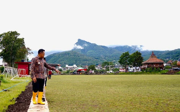 Thumbnail Berita - Perkuat Sport Tourism, Kota Batu Segera Rampungkan Revitalisasi Lapangan Bola Standar Nasional