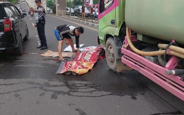Thumbnail Berita - Pemotor Tewas Usai Tabrakan dengan Truk Hino di Kol H Burlian Palembang