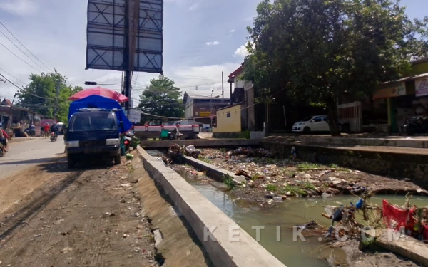 Thumbnail Berita - Pasca Banjir Surut, Tumpukan Sampah "Hiasi" Sungai Aji Kaliwungu, Warga Soroti Kerusakan Alam