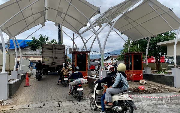 Thumbnail Berita - Lebih Tinggi dari Tepi Jalan, Retribusi Parkir Pasar Induk Among Tani Kota Batu 2025 Capai Rp3,23 Miliar