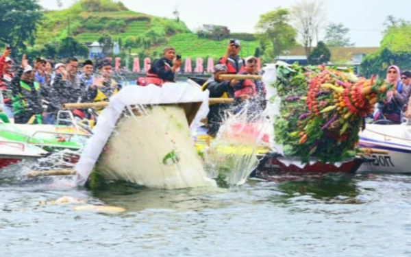 Thumbnail Berita - Labuhan Sarangan Jadi Daya Tarik Wisata, Bupati Magetan: Pedagang Jangan Getok Harga