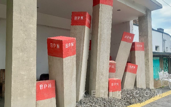 Thumbnail Berita - Jejeran Patok di Galeri Raos, Sindiran Menohok Hilangnya Ruang Hijau Kota Batu