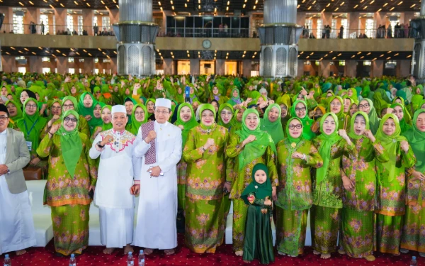 Thumbnail Berita - Bersama Ribuan Umat Muslimat, Khofifah-Menag Semarakkan Peringatan Isra Mikraj di Istiqlal