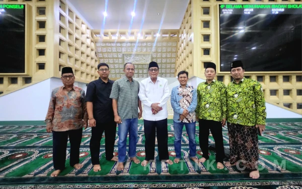 Thumbnail Jadi Pionir! DMI Jatim Salurkan UKIM, Puluhan Ribu Imam Masjid Terima Manfaat