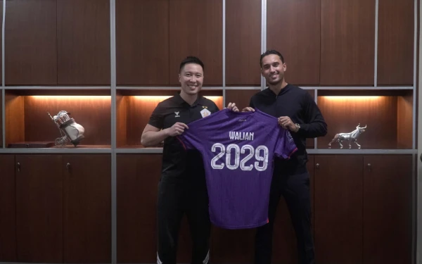 Thumbnail Berita - Simbol Kekuatan Masa Depan, Persik Kediri Ikat Ezra Walian hingga 2029