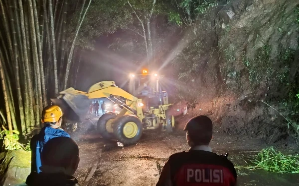 Thumbnail Berita - Jalur Payung 2 Sempat Lumpuh Tertutup Longsor, BPBD Kota Batu Pastikan Kini Kembali Normal